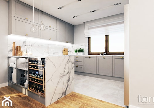 DOM ZABIERZÓW - Średnia otwarta biała z zabudowaną lodówką kuchnia w kształcie litery g z oknem z marmurem nad blatem kuchennym, styl glamour - zdjęcie od FORMA - Pracownia Architektury Wnętrz