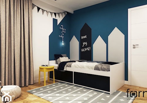 POKÓJ PIOTRUSIA - Mały biały niebieski pokój dziecka dla nastolatka dla chłopca dla dziewczynki, styl nowoczesny - zdjęcie od FORMA - Pracownia Architektury Wnętrz