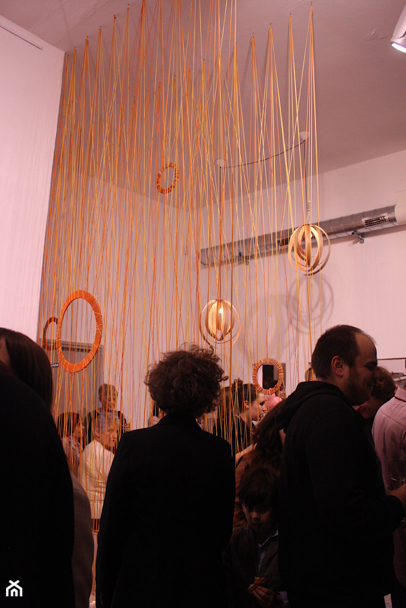 Instalacja String Out! w Kuratorium - Wnętrza publiczne, styl nowoczesny - zdjęcie od OneOnes Creative Studio
