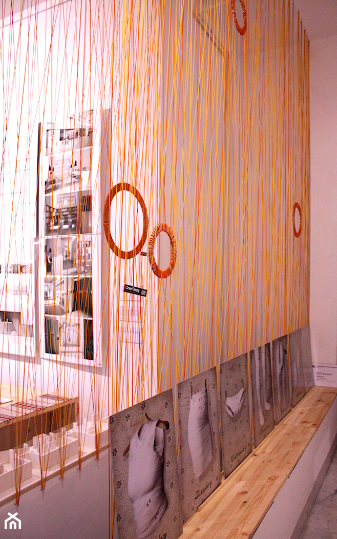 Instalacja String Out! w Kuratorium - Wnętrza publiczne, styl nowoczesny - zdjęcie od OneOnes Creative Studio - Homebook