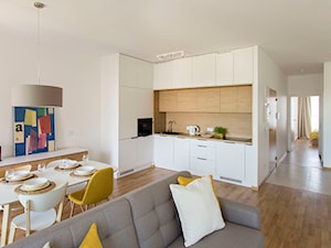 Warszawa, Wola - Mały biały salon z kuchnią z jadalnią, styl skandynawski - zdjęcie od yo home design