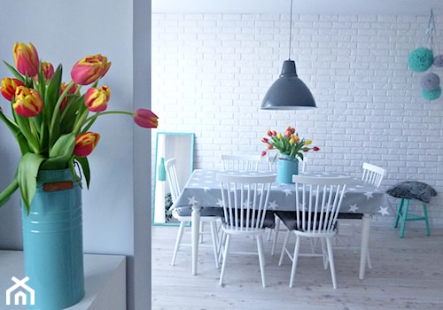 metamorfoza dwóch połączonych mieszkań - Średnia biała jadalnia w salonie, styl skandynawski - zdjęcie od mar.sza