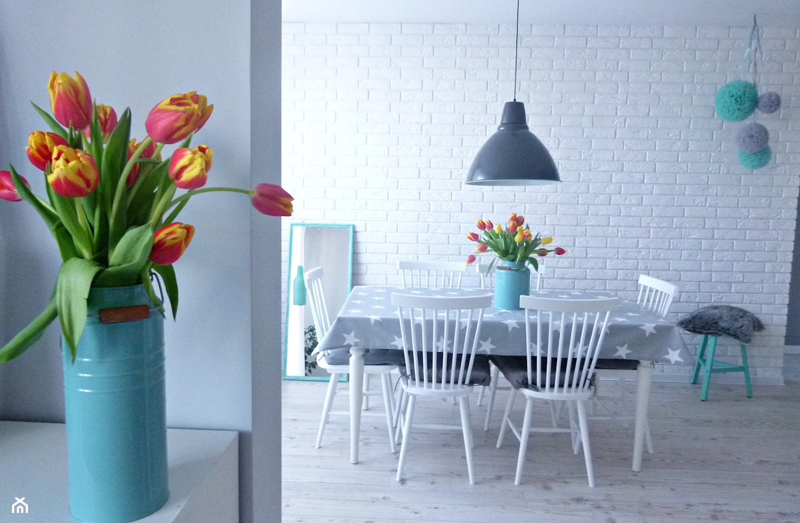 metamorfoza dwóch połączonych mieszkań - Średnia biała jadalnia w salonie, styl skandynawski - zdjęcie od mar.sza - Homebook