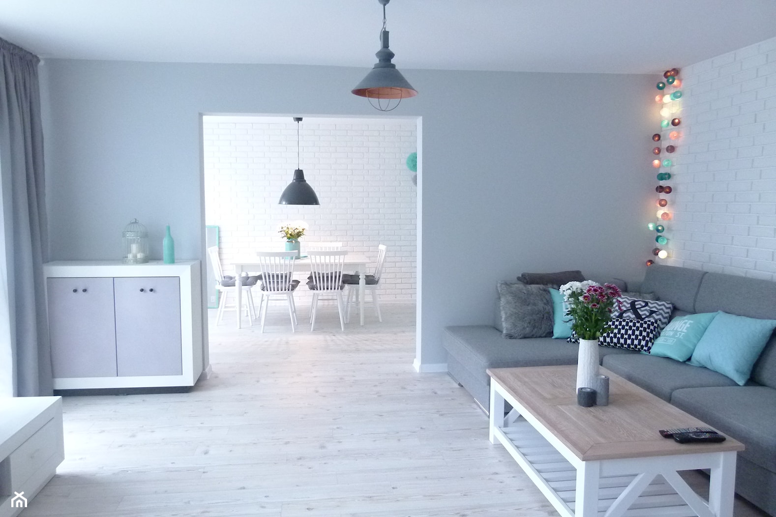 metamorfoza dwóch połączonych mieszkań - Średni biały szary salon z jadalnią, styl skandynawski - zdjęcie od mar.sza - Homebook
