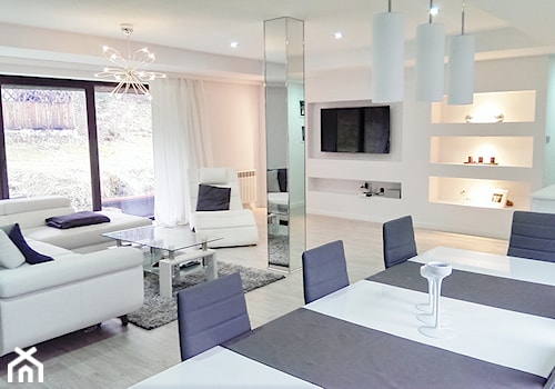 Mieszkanie na poddaszu - Duży biały salon z jadalnią, styl nowoczesny - zdjęcie od marcelina89