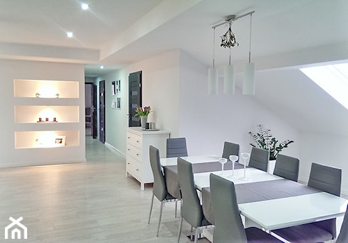 Mieszkanie na poddaszu - Średnia biała jadalnia w salonie, styl nowoczesny - zdjęcie od marcelina89