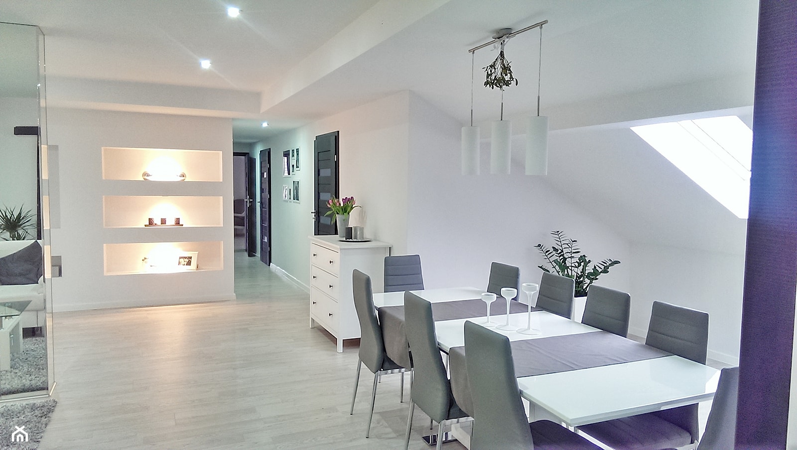 Mieszkanie na poddaszu - Średnia biała jadalnia w salonie, styl nowoczesny - zdjęcie od marcelina89 - Homebook