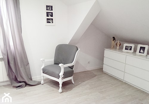 Mieszkanie na poddaszu - Duża biała sypialnia na poddaszu, styl glamour - zdjęcie od marcelina89