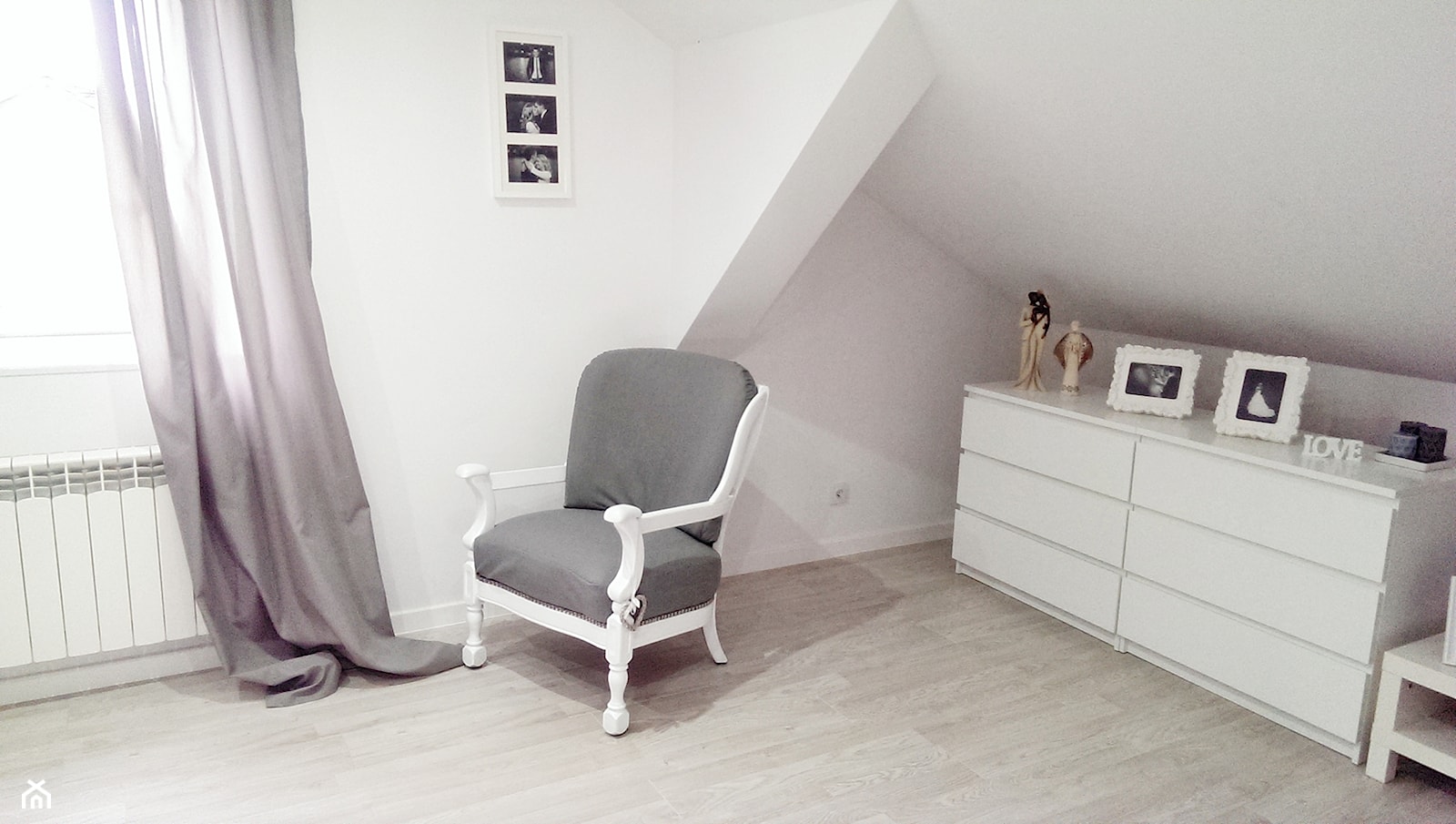Mieszkanie na poddaszu - Duża biała sypialnia na poddaszu, styl glamour - zdjęcie od marcelina89 - Homebook