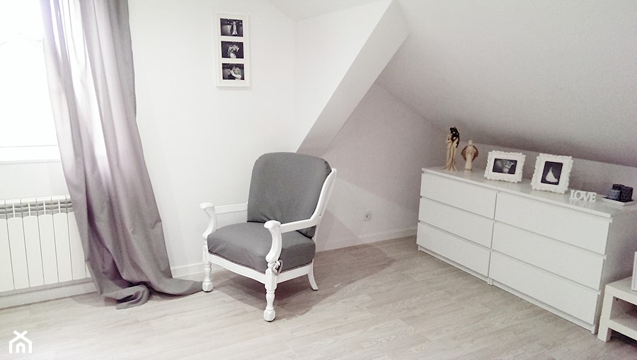 Mieszkanie na poddaszu - Duża biała sypialnia na poddaszu, styl glamour - zdjęcie od marcelina89