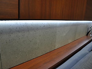 Beton i drewno podkreślone popielą i białym szkłem - zdjęcie od innout