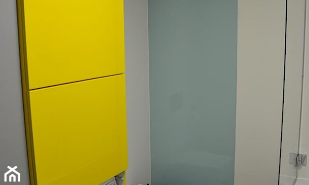 żółta szafka łazienkowa, błękitna ściana