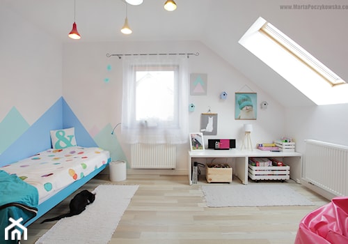 Metamorfoza pokoju Leny - Średni biały miętowy niebieski pokój dziecka dla nastolatka dla dziewczynki, styl skandynawski - zdjęcie od Baba Ma Dom