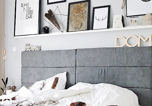 Mała średnia biała szara sypialnia, styl nowoczesny - zdjęcie od Baba Ma Dom