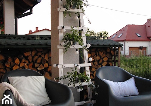 Letni taras - Średni z podłoga z płyt betonowych z meblami ogrodowymi z donicami na kwiaty taras, styl skandynawski - zdjęcie od Baba Ma Dom