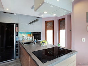 Moja kuchnia - Średnia otwarta z salonem z kamiennym blatem różowa z zabudowaną lodówką z nablatowym zlewozmywakiem kuchnia z marmurową podłogą, styl nowoczesny - zdjęcie od Baba Ma Dom