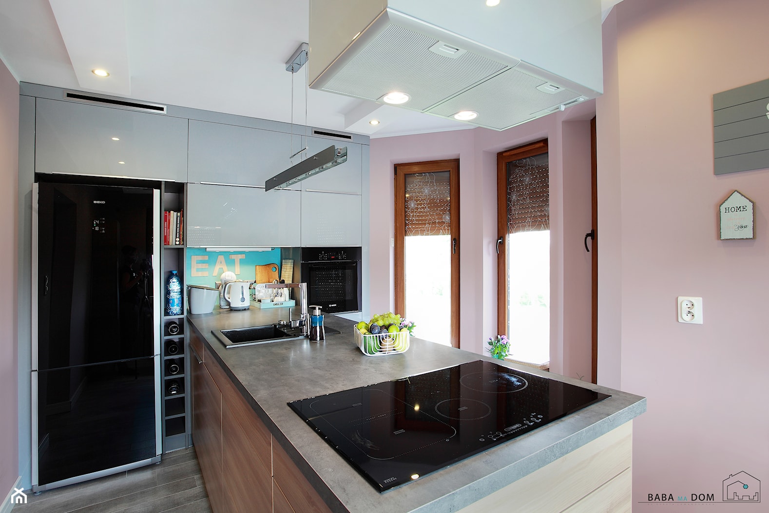 Moja kuchnia - Średnia otwarta z salonem z kamiennym blatem różowa z zabudowaną lodówką z nablatowym zlewozmywakiem kuchnia z marmurową podłogą, styl nowoczesny - zdjęcie od Baba Ma Dom - Homebook