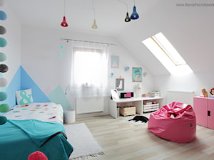 Metamorfoza pokoju Leny - Średni biały miętowy niebieski pokój dziecka dla dziecka dla dziewczynki, styl skandynawski - zdjęcie od Baba Ma Dom