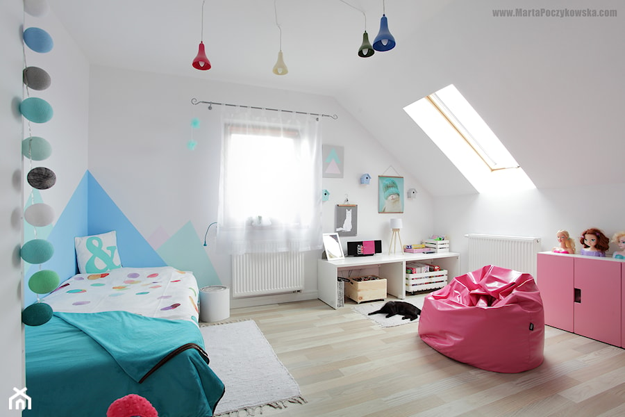 Metamorfoza pokoju Leny - Średni biały miętowy niebieski pokój dziecka dla dziecka dla dziewczynki, styl skandynawski - zdjęcie od Baba Ma Dom