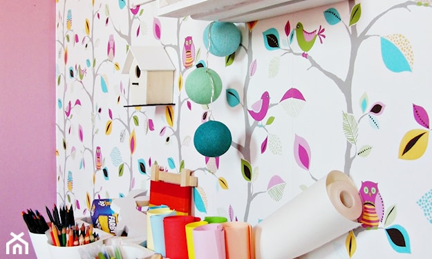 tapeta z kolorowymi listkami w pokoju dziecka
