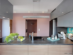 Moja kuchnia - Średnia zamknięta różowa z zabudowaną lodówką z podblatowym zlewozmywakiem kuchnia w kształcie litery l, styl nowoczesny - zdjęcie od Baba Ma Dom