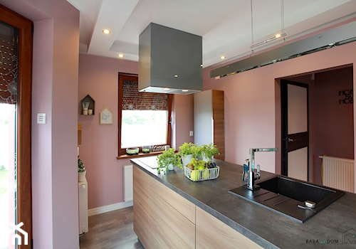 Moja kuchnia - Średnia zamknięta różowa z podblatowym zlewozmywakiem kuchnia jednorzędowa, styl nowoczesny - zdjęcie od Baba Ma Dom