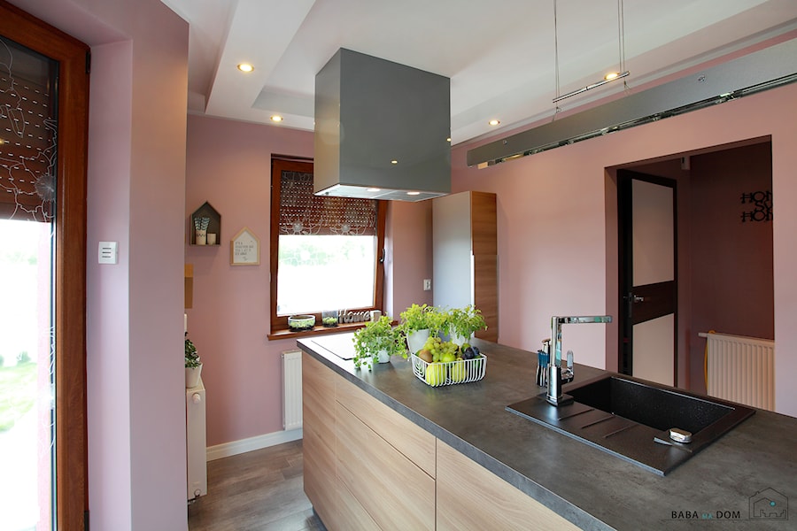 Moja kuchnia - Średnia zamknięta różowa z podblatowym zlewozmywakiem kuchnia jednorzędowa, styl nowoczesny - zdjęcie od Baba Ma Dom