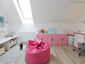 Metamorfoza pokoju Leny - Średni biały pokój dziecka dla dziecka dla dziewczynki, styl skandynawski - zdjęcie od Baba Ma Dom