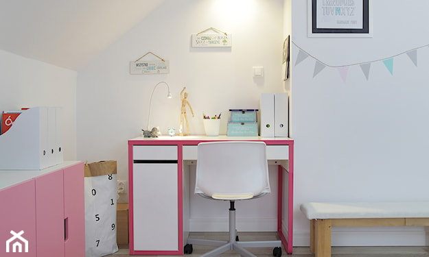 różowe biurko, białe ściany, biały fotel biurowy, różowa komoda