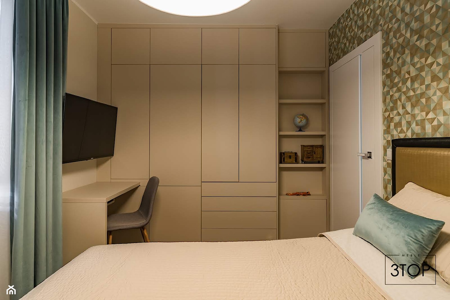 Mała, ale stylowa i funkcjonalna sypialnia - zdjęcie od 3TOP KUCHNIE - Homebook