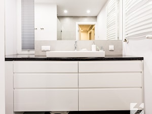 Nowoczesne meble do mieszkania - Biała łazienka w bloku w domu jednorodzinnym bez okna, styl nowoc ... - zdjęcie od 3TOP KUCHNIE
