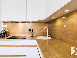 Białe meble do kuchni z elementami w kolorze drewna - Średnia otwarta z salonem biała z zabudowaną lodówką z nablatowym zlewozmywakiem kuchnia w kształcie litery l, styl nowoczesny - zdjęcie od 3TOP KUCHNIE