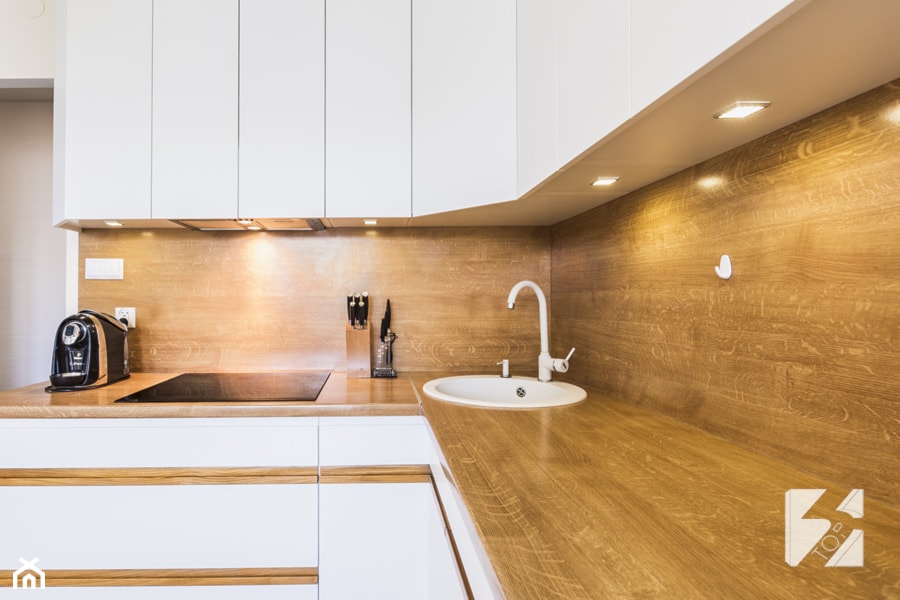 Białe meble do kuchni z elementami w kolorze drewna - Średnia otwarta z salonem biała z zabudowaną lodówką z nablatowym zlewozmywakiem kuchnia w kształcie litery l, styl nowoczesny - zdjęcie od 3TOP KUCHNIE - Homebook