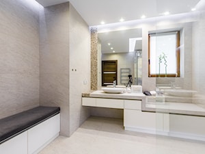 Nowoczesny dom - Duża jako pokój kąpielowy z punktowym oświetleniem łazienka z oknem, styl nowoczes ... - zdjęcie od 3TOP KUCHNIE