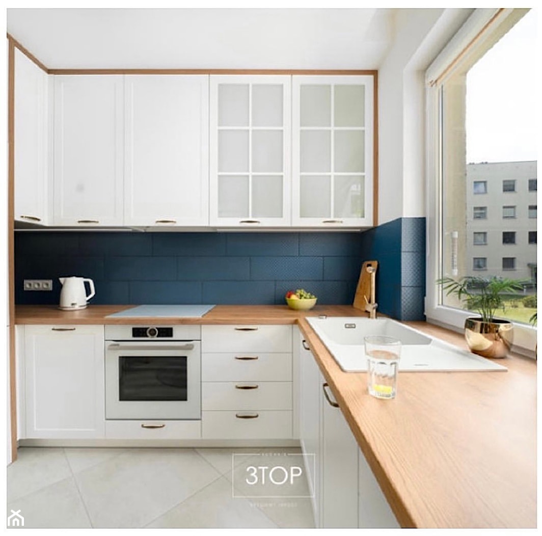 Białe meble do kuchni z elementami w kolorze drewna - Kuchnia, styl nowoczesny - zdjęcie od 3TOP KUCHNIE - Homebook