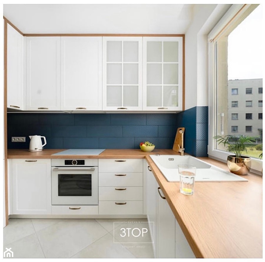 Białe meble do kuchni z elementami w kolorze drewna - Kuchnia, styl nowoczesny - zdjęcie od 3TOP KUCHNIE