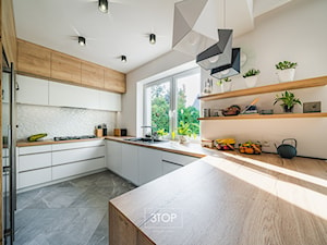 Kuchnia na wymiar: połączenie bieli i kolorystyki drewna - zdjęcie od 3TOP KUCHNIE