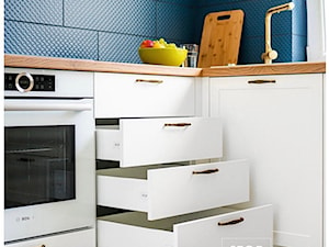 Białe meble do kuchni z elementami w kolorze drewna - Kuchnia, styl nowoczesny - zdjęcie od 3TOP KUCHNIE