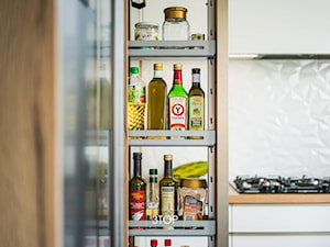 Kuchnia na wymiar: połączenie bieli i kolorystyki drewna - zdjęcie od 3TOP KUCHNIE
