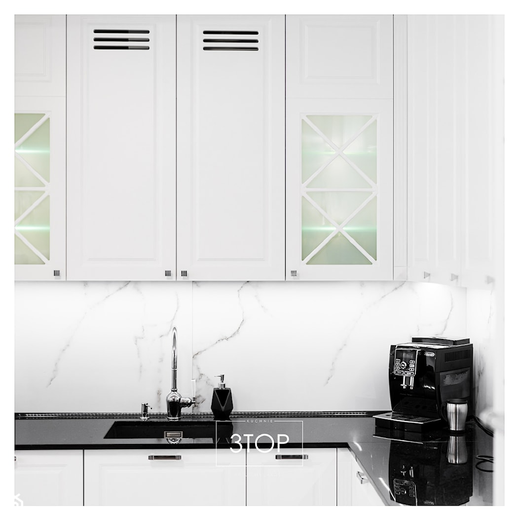 Kuchnia w przewadze bieli, z dodatkami w kontrastowej czerni od 3TOP - Salon, styl skandynawski - zdjęcie od 3TOP KUCHNIE - Homebook