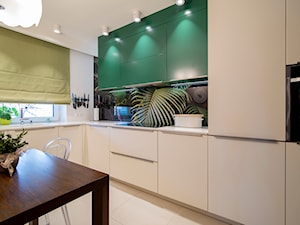 Oryginalna kuchnia na wymiar w biało-zielonej kolorystyce - zdjęcie od 3TOP KUCHNIE