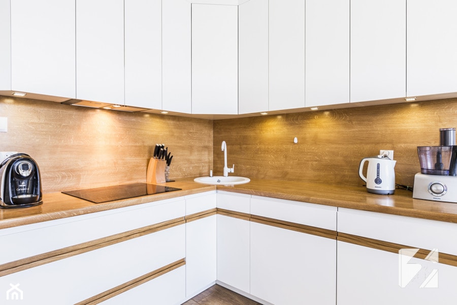 Białe meble do kuchni z elementami w kolorze drewna - Średnia duża otwarta zamknięta z zabudowaną lodówką z nablatowym zlewozmywakiem kuchnia w kształcie litery l z kompozytem na ścianie nad blatem kuchennym, styl nowoczesny - zdjęcie od 3TOP KUCHNIE