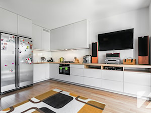 Duża otwarta z salonem biała z zabudowaną lodówką z lodówką wolnostojącą kuchnia w kształcie litery l, styl nowoczesny - zdjęcie od 3TOP KUCHNIE