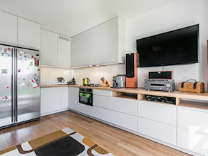 Średnia otwarta z salonem biała z zabudowaną lodówką z lodówką wolnostojącą kuchnia w kształcie litery l, styl nowoczesny - zdjęcie od 3TOP KUCHNIE