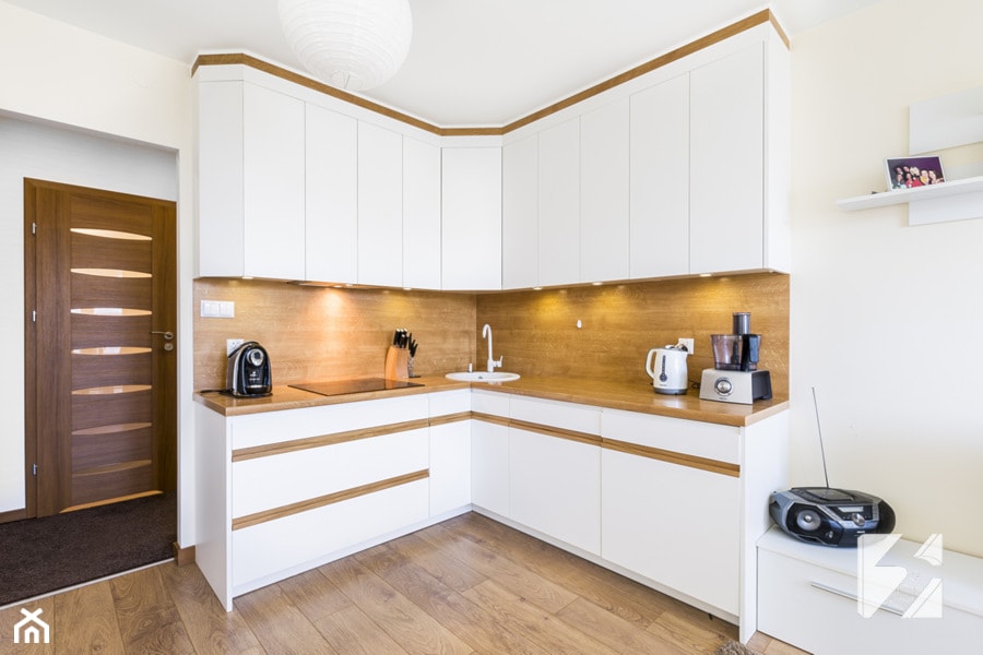 Białe meble do kuchni z elementami w kolorze drewna - Mała otwarta z salonem z zabudowaną lodówką kuchnia w kształcie litery l, styl nowoczesny - zdjęcie od 3TOP KUCHNIE