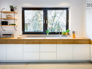 Kuchnia w stylu industrialnym - Średnia otwarta z salonem biała z zabudowaną lodówką z nablatowym zlewozmywakiem kuchnia jednorzędowa z oknem, styl industrialny - zdjęcie od 3TOP KUCHNIE