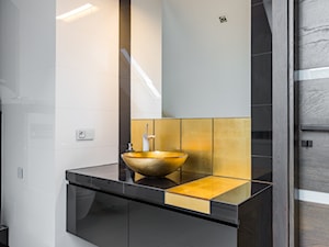 Nowoczesny dom - Średnia na poddaszu z punktowym oświetleniem łazienka z oknem, styl nowoczesny - zdjęcie od 3TOP KUCHNIE