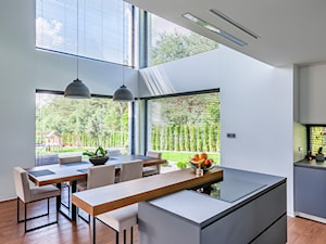 Nowoczesne meble do domu - Kuchnia z wyspą lub półwyspem z oknem, styl nowoczesny - zdjęcie od 3TOP KUCHNIE