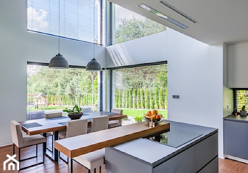 Nowoczesne meble do domu - Kuchnia z wyspą lub półwyspem z oknem, styl nowoczesny - zdjęcie od 3TOP KUCHNIE