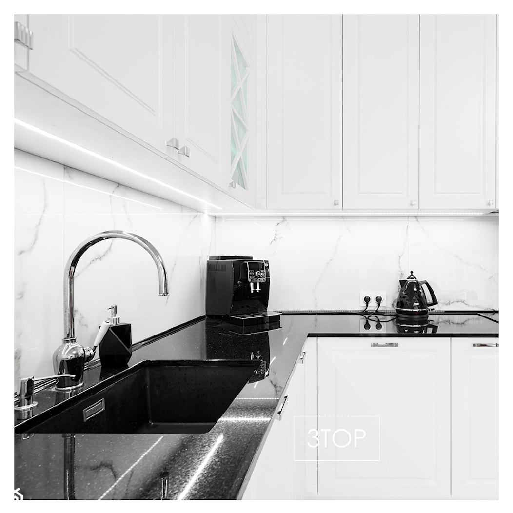 Kuchnia w przewadze bieli, z dodatkami w kontrastowej czerni od 3TOP - Salon, styl skandynawski - zdjęcie od 3TOP KUCHNIE - Homebook